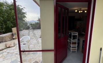 Τοποθέτηση κουφωμάτων αλουμινίου σε εξοχική κατοικία