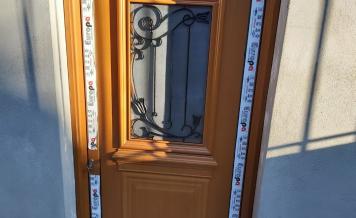 Πόρτα εισόδου αλουμινίου με παράθυρο - παραδοσιακό στυλ