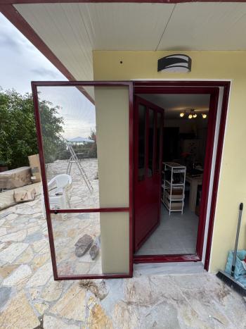 Τοποθέτηση κουφωμάτων αλουμινίου σε εξοχική κατοικία