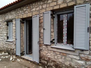 Πέτρινη Κατοικία με Κουφώματα Αλουμινίου Ανοιγόμενα Europa - σειρά 850