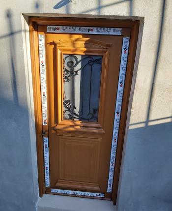 Πόρτα εισόδου αλουμινίου με παράθυρο - παραδοσιακό στυλ